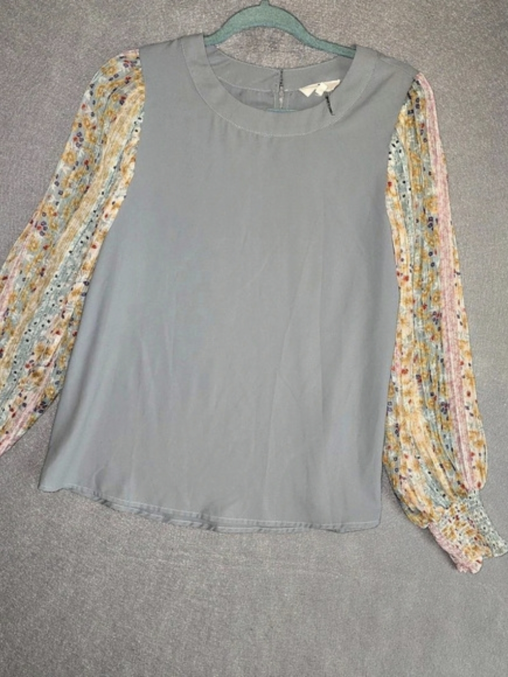 entro Floral Sleeve Blouse in Soft Blue Size Small Cute Stylish Fun Night Out